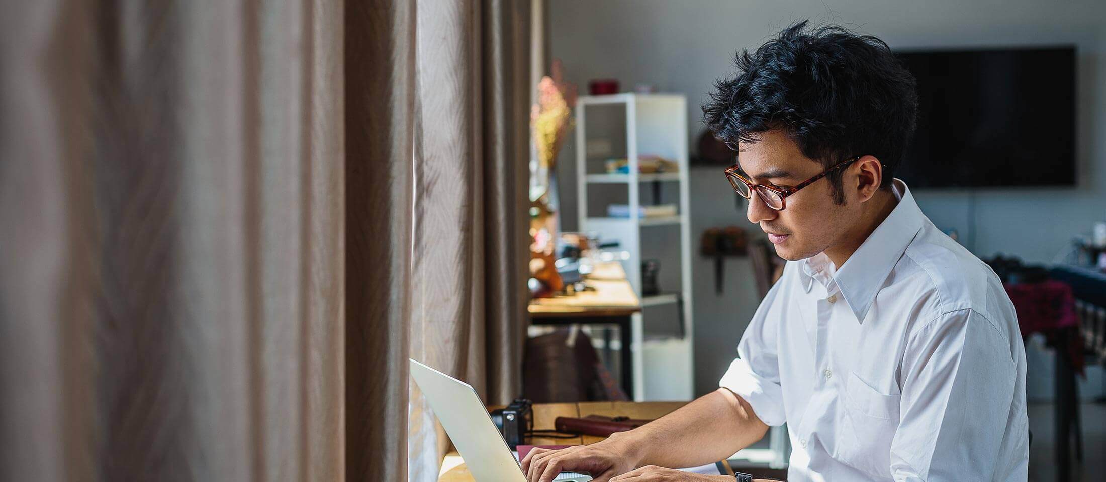 A person learns how to get a loan with no credit on their laptop.